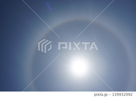 太陽とハロと太陽の光と虹の輪 139932092