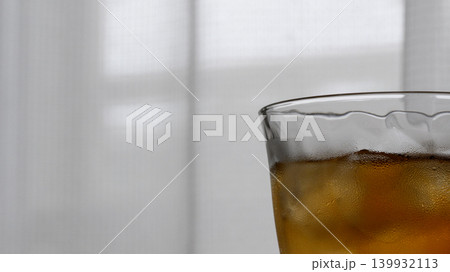 曇り空の初夏に飲む冷たい麦茶 曇り空の初夏に飲む冷たい麦茶 139932113