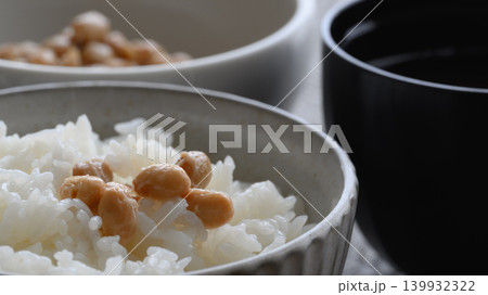 納豆ご飯と味噌汁の和朝食 139932322