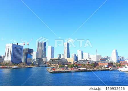 神奈川県横浜市、横浜赤レンガ倉庫とランドマークタワーの風景 139932626