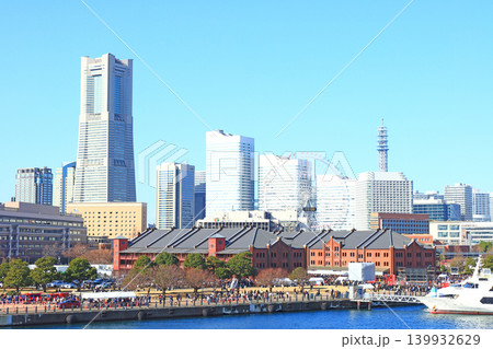 神奈川県横浜市、横浜赤レンガ倉庫とランドマークタワーの風景 139932629