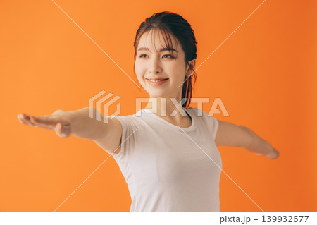 ホットヨガをする若い女性 ホットヨガをする若い女性 139932677