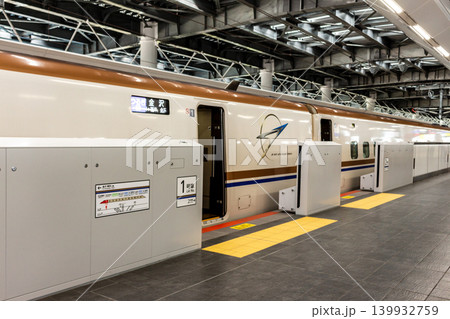 日本の新幹線 停車中の車両と可動式ホーム柵 駅ホームの風景【北陸新幹線 敦賀駅】 日本の新幹線 停車中の車両と可動式ホーム柵 駅ホームの風景【北陸新幹線 敦賀駅】 139932759