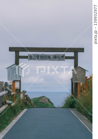 [積丹半島]北海道の大自然を堪能できる神威岬の風景 / 「女人禁制の地」の看板 139932977
