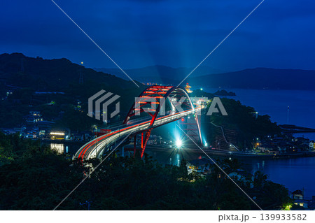 日本　広島の呉の音戸の瀬戸にある第二音戸大橋の夜景 139933582