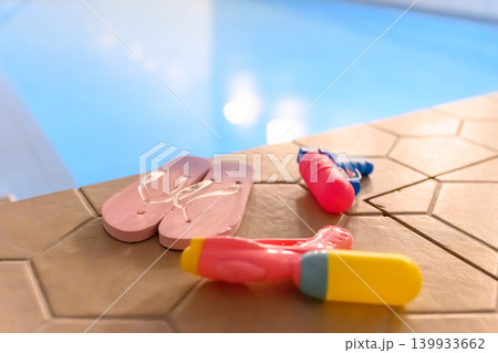 プールサイドの夏休みアイテム 139933662