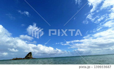 沖縄の青い海と空に浮かぶ白い雲の風景 嘉陽ビーチ やんばる 沖縄の青い海と空に浮かぶ白い雲の風景 嘉陽ビーチ やんばる 139933687