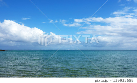 沖縄の青い海と空に浮かぶ白い雲の風景 嘉陽ビーチ やんばる 沖縄の青い海と空に浮かぶ白い雲の風景 嘉陽ビーチ やんばる 139933689