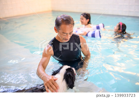プールで犬と遊ぶ家族 プールで犬と遊ぶ家族 139933723