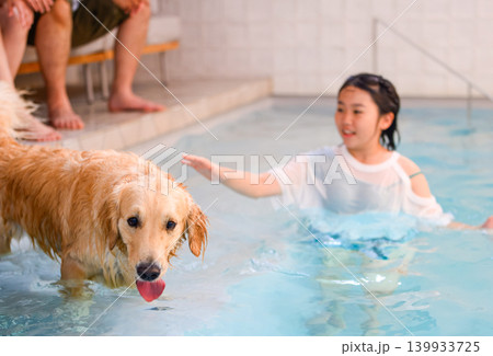 少女と犬のプール遊び 少女と犬のプール遊び 139933725