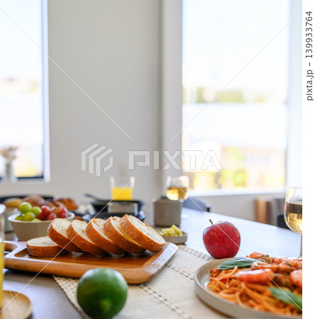 食卓に並ぶ彩り豊かな食事 139933764