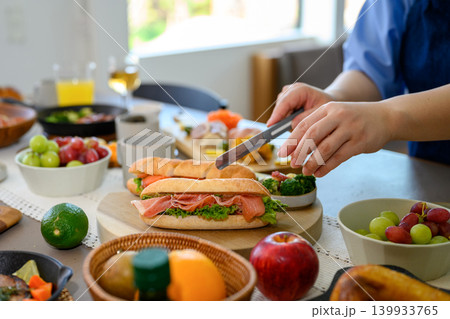 テーブルの上の食事の準備 139933765