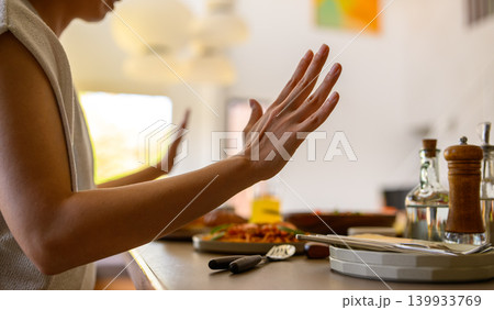 食卓に置かれた食事と調味料 139933769
