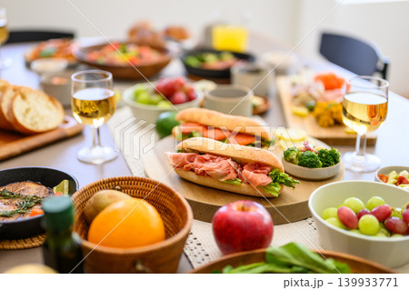テーブルいっぱいの食事とワイン 139933771