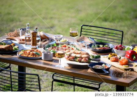 屋外での豪華な食事 屋外での豪華な食事 139933774