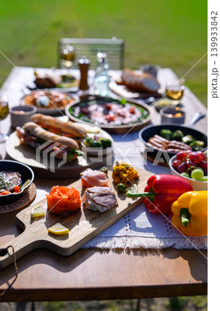 屋外での豪華な食事 139933842