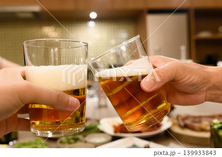 ビールで乾杯する手 ビールで乾杯する手 139933843