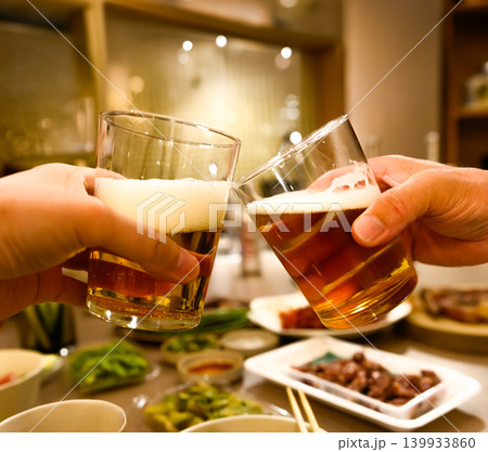 ビールで乾杯する瞬間 139933860