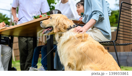 犬と楽しむアウトドア食事 139933861
