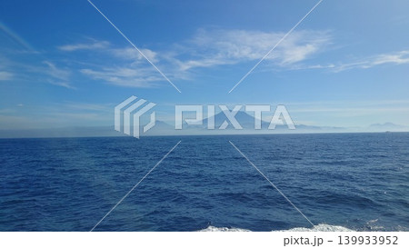 ペニダ島へ向かう洋上から見渡すどこまでも青い空と海に薄霧をまとって浮かぶ山影 139933952