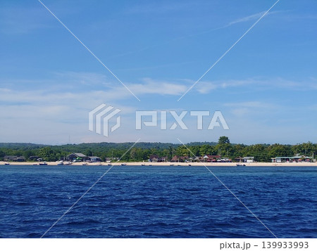 スピードボートから近づくペニダ島の美しい白い砂浜とどこまでも広がる紺碧の海 139933993