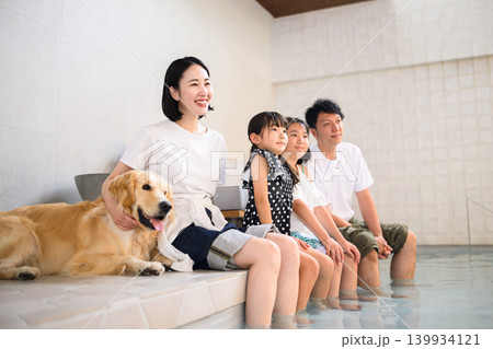 家族と犬、温泉でリラックス 139934121