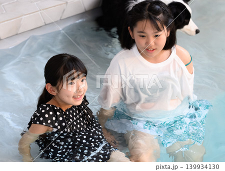 水辺で楽しむ少女たちと犬 水辺で楽しむ少女たちと犬 139934130