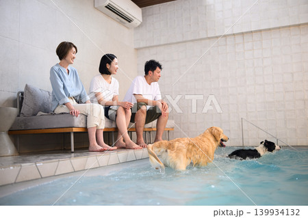 プールで犬とくつろぐ人々 プールで犬とくつろぐ人々 139934132