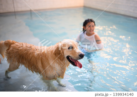 犬とプールで遊ぶ女性 犬とプールで遊ぶ女性 139934140