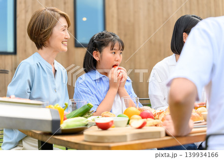屋外で食事を楽しむ人々 屋外で食事を楽しむ人々 139934166