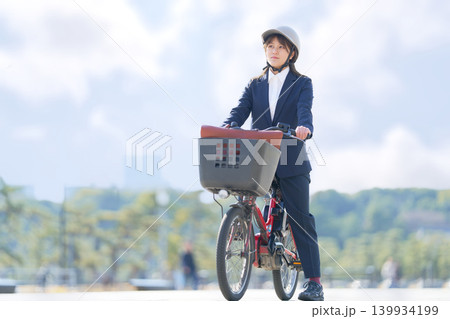 自転車通勤をするスーツ姿の日本人ビジネスウーマン 自転車通勤をするスーツ姿の日本人ビジネスウーマン 139934199