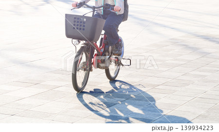 都市部を移動する電動自転車 都市部を移動する電動自転車 139934223