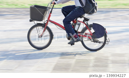 都市部を移動する電動自転車 139934227