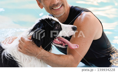 水中で犬と楽しむ男性 水中で犬と楽しむ男性 139934228