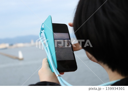クルーズ船から海をスマホで撮影する女性 クルーズ船から海をスマホで撮影する女性 139934301