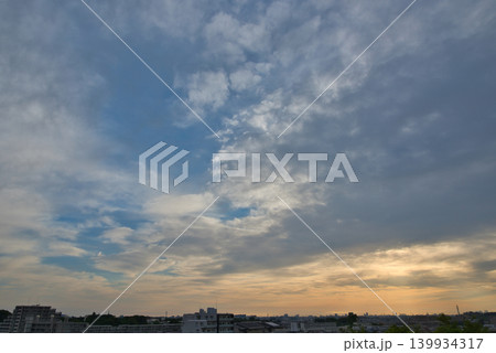 オレンジ色に染まる空　住宅街の上空に広がる朝焼け　日の出　住宅地の朝　早朝　朝焼け　朝日　太陽 139934317