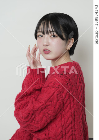 魅力的な美しい20代の若い女性 ポートレート写真 魅力的な美しい20代の若い女性 ポートレート写真 139934343