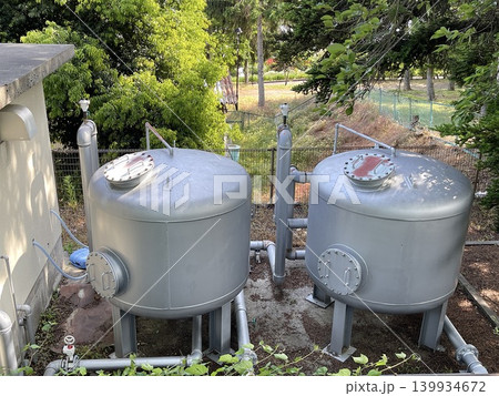 屋外施設に設置された水処理用金属タンク 屋外施設に設置された水処理用金属タンク 139934672