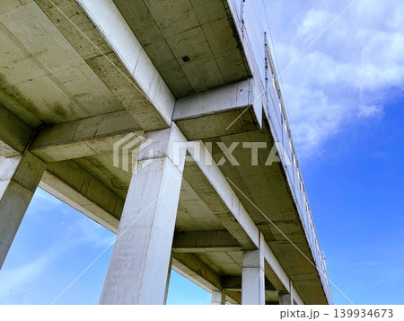 青空を背景にした橋梁コンクリート構造の見上げ風景 139934673