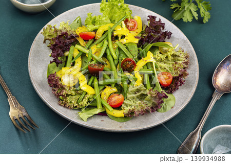 Fresh Green Salad with Tomatoes, Bell Pepper and Bean Pods Fresh Green Salad with Tomatoes, Bell Pepper and Bean Pods 139934988