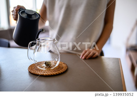 お茶を淹れる準備 お茶を淹れる準備 139935052