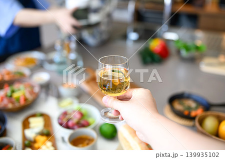 食卓とグラスの乾杯 食卓とグラスの乾杯 139935102