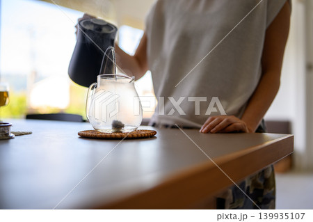 お茶を淹れる女性 139935107