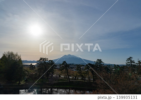 弘前城から見た岩木山02 139935131