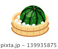 桶に入った冷えたスイカ 139935875