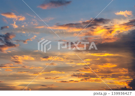 鮮やかに染まる夏の夕焼け空と雲 鮮やかに染まる夏の夕焼け空と雲 139936427