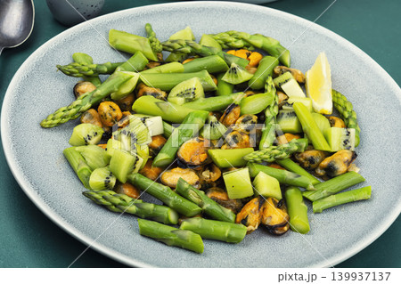 Balanced salad with mussels asparagus and kiwi Balanced salad with mussels asparagus and kiwi 139937137