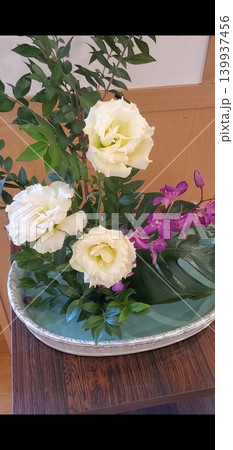 白いお皿に飾られた花 白いお皿に飾られた花 139937456