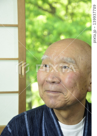 老人　笑顔　和室　新緑 139937789