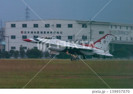 夕暮れに着陸するアメリカ空軍サンダーバーズ 夕暮れに着陸するアメリカ空軍サンダーバーズ 139937870